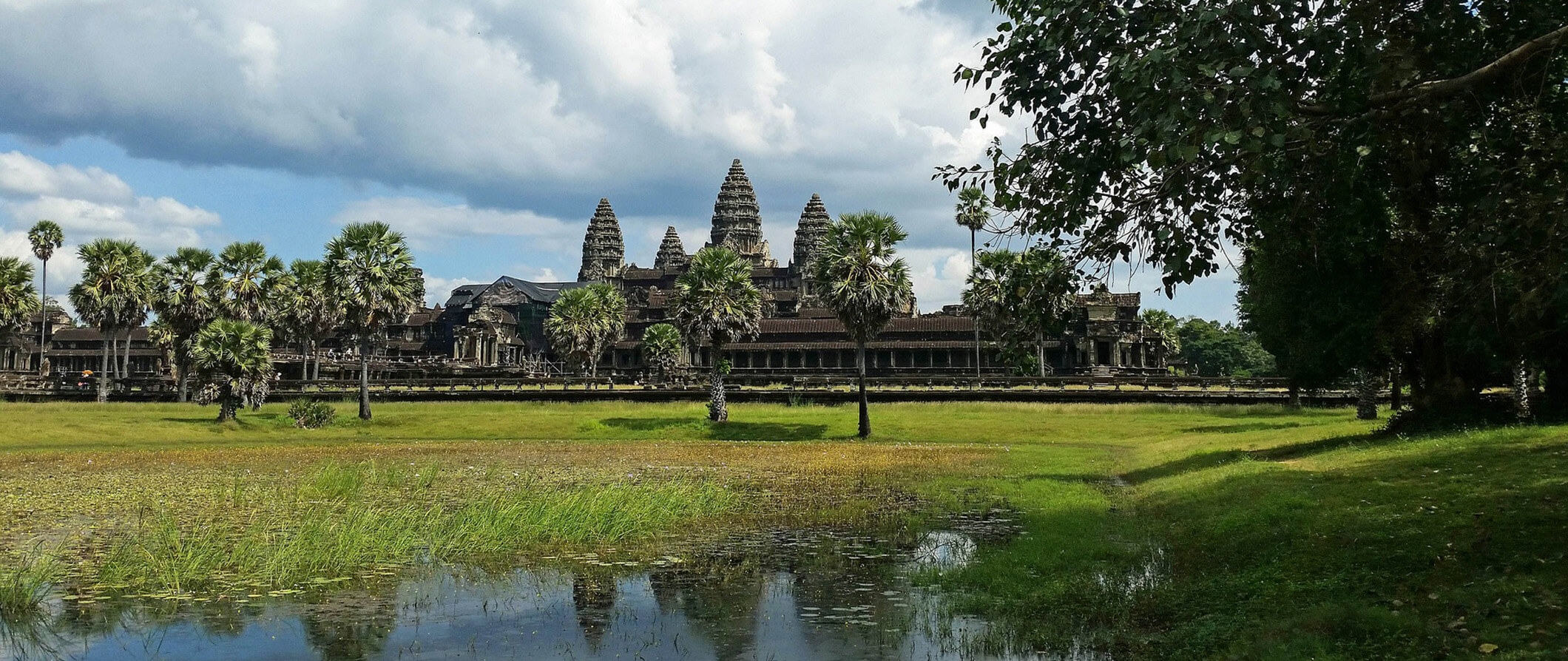 Angkor Wat Reiseführer  Angkor Wat ist ein beeindruckendes Tempelgebäude, das im 12. Jahrhundert in der Provinz Siem Reap in Kambodscha erbaut wurde. Es ist ein bedeutendes Reiseziel für Touristen aus der ganzen Welt. In diesem Reiseführer erhalten Sie wichtige Informationen über die Geschichte von Angkor Wat, wie Sie dorthin gelangen, was Sie sehen sollten und wie Sie Ihren Besuch planen können.  Geschichte von Angkor Wat
Angkor Wat wurde in der Zeit des Khmer-Reiches erbaut, als es das mächtigste Reich der Region war. Es war für fast 600 Jahre das politische, religiöse und kulturelle Zentrum von Kambodscha. Der Tempel hat viele Besetzungen und Kriege überstanden und ist heute ein faszinierendes Beispiel für die Khmer-Architektur und -Kunst.  Wie man dorthin kommt
Angkor Wat befindet sich in der Nähe der Stadt Siem Reap in Kambodscha. Sie können mit dem Flugzeug, dem Bus oder dem Auto dorthin gelangen. Die meisten Touristen wählen das Flugzeug, da es die schnellste und bequemste Option ist.  Was man sehen sollte
Angkor Wat ist der prominenteste Tempel in der Ruinenstadt Angkor. Es ist ein meisterhaftes Beispiel für die Khmer-Architektur und -Kunst, die aus Stein gemeißelt und reich verziert ist. Andere Tempel, die Sie besichtigen sollten, sind Bayon und Ta Prohm.  Wie man den Besuch plant
Angkor Wat ist ein großer Tempelkomplex, und ein Besuch kann Stunden dauern. Sie sollten Ihre Reise vorab planen, um sicherzustellen, dass Sie alles sehen, was Sie sehen möchten. Nehmen Sie sich Zeit, um den Sonnenaufgang und Sonnenuntergang an Angkor Wat zu erleben, da es ein unvergessliches Erlebnis ist.  In diesem Reiseführer haben wir Ihnen einige wichtige Informationen über Angkor Wat gegeben. Wir hoffen, dass Sie Ihre Reise dorthin planen und die Schönheit der Khmer-Architektur und -Kunst erleben werden.