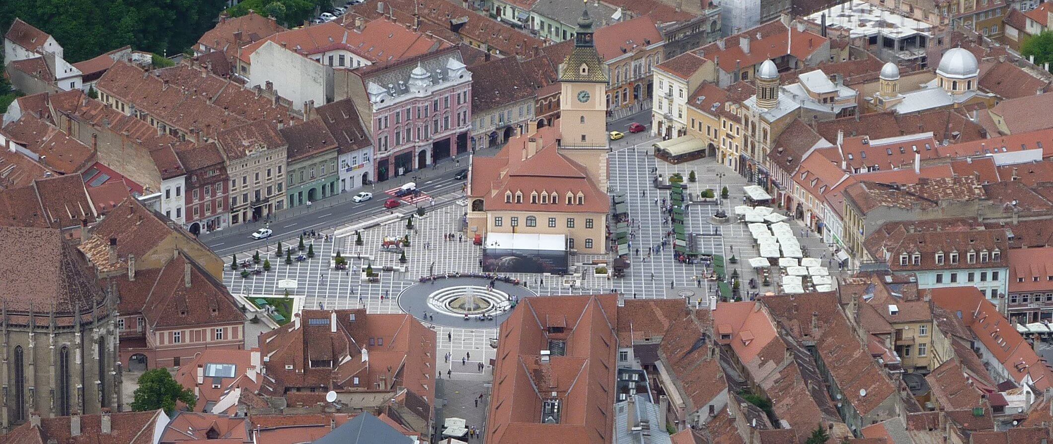 Brasov Reiseführer  Brasov ist eine der schönsten Städte in Rumänien und ein beliebtes Reiseziel für Touristen aus der ganzen Welt. Die Stadt ist bekannt für ihre malerische Altstadt mit bunten Häusern und engen Straßen sowie für ihre beeindruckende Architektur und ihre reiche Geschichte.  Eine der Top-Sehenswürdigkeiten der Stadt ist die Schwarze Kirche, die größte gotische Kirche in Rumänien. Die Kirche wurde im 14. Jahrhundert erbaut und zeugt von der reichen Geschichte der Stadt. Weitere Sehenswürdigkeiten sind das Römische Museum, die mittelalterliche Stadtmauer und der Council Square, wo sich die meisten Restaurants und Cafés befinden.  Nicht weit von Brasov entfernt liegt das Schloss Bran, auch bekannt als Draculas Schloss. Das Schloss ist berühmt für seine Verbindung zur legendären Figur von Dracula und zieht jedes Jahr Tausende von Touristen an.  Ein weiteres Highlight der Stadt ist die Umgebung, die sich perfekt für Aktivitäten wie Wandern und Skifahren eignet. Der Berg Tampa bietet einen spektakulären Blick auf die Stadt und ist ein beliebtes Ziel für Wanderer.  Insgesamt ist Brasov ein wunderschöner Ort, der viel zu bieten hat – von seiner reichen Geschichte und Architektur bis hin zu seiner malerischen Umgebung. Ein Besuch in dieser Stadt lohnt sich auf jeden Fall!