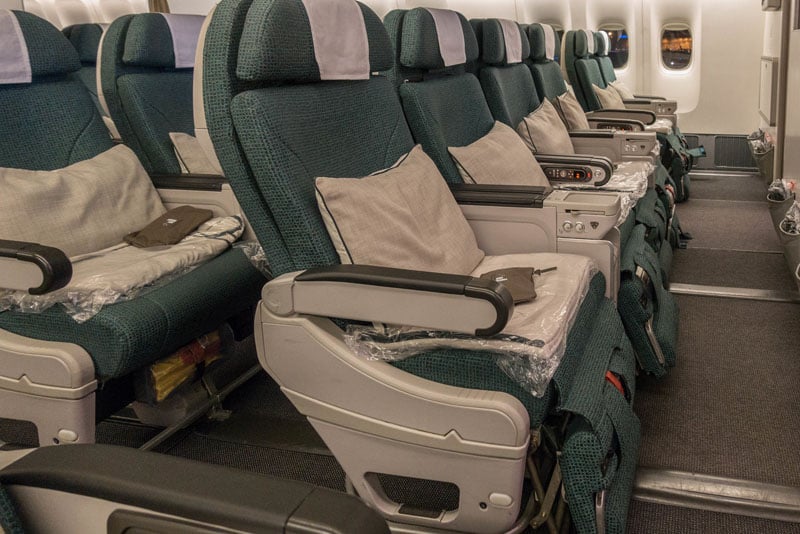 Cathay Pacific Premium Economy gegen Business Class  Cathay Pacific ist eine Fluggesellschaft, die eine Premium Economy- und eine Business-Class-Serviceklasse anbietet. Die Premium Economy-Klasse ist eine höhere Stufe der Economy-Klasse mit zusätzlicher Beinfreiheit, größeren Sitzen und einem verbesserten Unterhaltungssystem. Bei der Business Class handelt es sich um eine Serviceklasse mit zusätzlichen Privilegien wie einem komfortableren Sitzplatz und mehr Freiraum. Die Business Class bietet auch eine breitere Auswahl an Speisen und Getränken sowie einen persönlichen Service durch das Kabinenpersonal. Im Vergleich zur Premium Economy-Klasse bietet die Business Class einen höheren Komfort und bessere Annehmlichkeiten. Die Preise für die Business Class sind in der Regel jedoch höher als die für die Premium Economy-Klasse. Wenn man ein höheres Budget hat und mehr Komfort wünscht, ist es empfehlenswert, die Business Class zu wählen. Wenn Sie jedoch eine gute Erfahrung mit mehr Komfort und Platz suchen, ohne dabei Ihr Budget zu sehr zu belasten, dann ist die Premium Economy-Klasse eine gute Wahl.