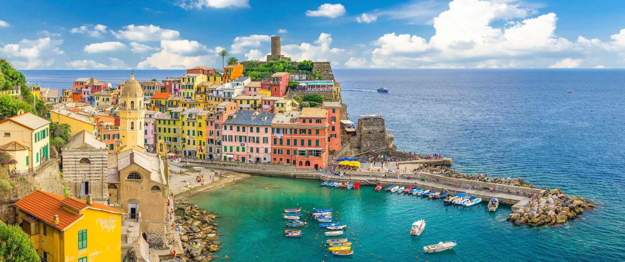 Cinque Terre Reiseführer Cinque Terre ist eine atemberaubende Küstenregion in der italienischen Region Ligurien. Die Region besteht aus fünf malerischen Dörfern, die an den steilen Hängen des Mittelmeers gelegen sind. Die kleinsten Dörfer, Riomaggiore und Manarola, haben einen besonderen Reiz und sind besonders bei Touristen beliebt. Die atemberaubende Landschaft und das klare blaue Wasser machen Cinque Terre zu einem attraktiven Urlaubsziel. Die Region ist für das Wandern bekannt und bietet einige der schönsten Wanderwege Italiens. Die Wege bieten atemberaubende Ausblicke auf die Küste und die Dörfer, während man durch Weinberge und Olivenhaine wandert. Wenn Sie die Küstenregion erkunden möchten, können Sie dies am besten mit dem Zug oder Boot tun. Beide Optionen bieten einen herrlichen Blick auf die Region und die Dörfer, die wie farbenfrohe Perlen an der Küste hängen. In Cinque Terre finden Sie auch köstliche italienische Küche. Die Region ist bekannt für ihre leckeren Meeresfrüchtegerichte und ihre Weinkultur. Probieren Sie unbedingt den berühmten regionalen Weißwein, den Cinque Terre DOC. Planen Sie Ihre Reise in die faszinierende Welt von Cinque Terre und entdecken Sie die Landschaft in ihrer ganzen Schönheit.