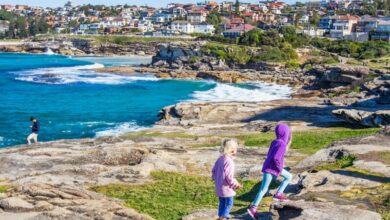 girls walking on the Bondi to Bronte coastal walk with views of the water