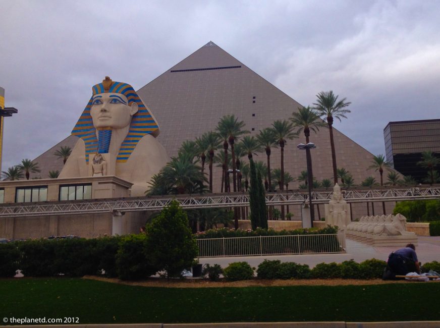 Eine Reise um die Welt zu Wahrzeichen in Las Vegas – Ein Foto-Vergleich