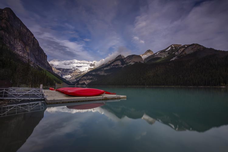 Kanufahren auf dem Lake Louise und im Banff National Park, Alberta.