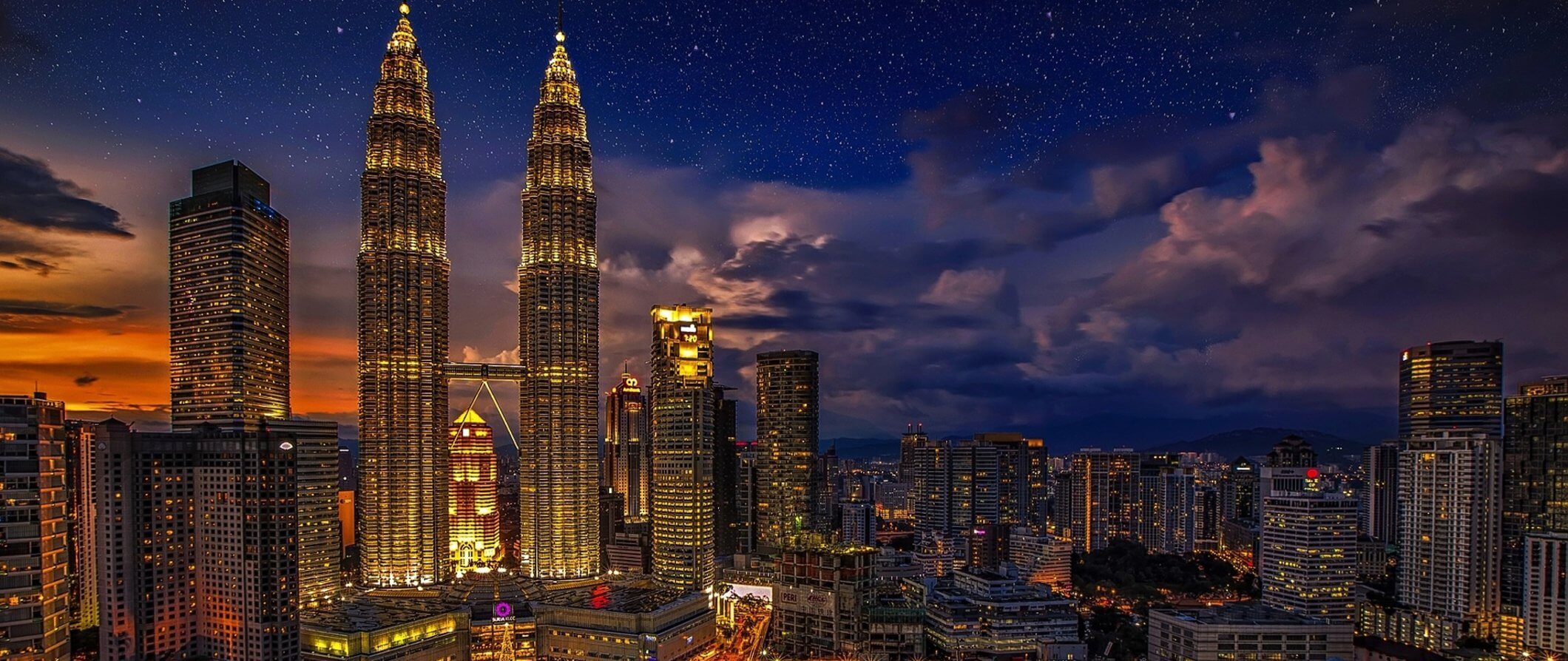 Kuala Lumpur Reiseführer  Kuala Lumpur, die Hauptstadt Malaysias, ist bekannt für ihre modernen Wahrzeichen wie die Petronas Towers und den Menara KL Tower, aber auch für ihre reichen kulturellen und historischen Stätten. In diesem Reiseführer werden wir die besten Orte zum Essen, Übernachten, Sehenswürdigkeiten besichtigen und vieles mehr besprechen, um sicherzustellen, dass Ihre Reise nach Kuala Lumpur unvergesslich wird.