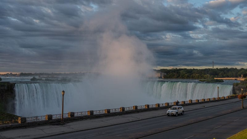 Niagara Falls Road Trip – Das Beste auf der Niagara Parkway  Eine Fahrt entlang der Niagara Parkway ist ein Muss auf jeder Reise zu den Niagara Falls. Die landschaftliche Schönheit entlang der Straße ist atemberaubend. Hier sind einige der besten Attraktionen und Aktivitäten auf dem Weg zu den Fällen:  1. The Floral Clock (Die Blumenuhr): Die weltberühmte Blumenuhr ist ein wunderschönes Kunstwerk mit 20.000 blühenden Pflanzen, die jedes Jahr wechseln.  2. Niagara-on-the-Lake: Eine charmante Stadt am Ufer des Ontariosees. Besuchen Sie die Weingüter und probieren Sie einige Weine.  3. Whirlpool Aero Car: Eine Gondel, die über den Niagara-Whirlpool schwebt, während Sie die spektakuläre Aussicht genießen.  4. Niagara Botanical Gardens: Ein 99 Hektar großer Garten, in dem Sie seltene Pflanzen aus der ganzen Welt entdecken können.  5. Niagara Falls: Eines der sieben Naturwunder der Welt, das Sie nicht verpassen sollten. Machen Sie eine Bootsfahrt auf der Maid of the Mist oder erleben Sie das Feuerwerk am Abend.  6. Journey Behind the Falls: Eine Möglichkeit, hinter die Kulissen des Wasserfalls zu schauen, während Sie durch einen Tunnel hinter dem Wasserfall gehen.  Eine Fahrt entlang der Niagara Parkway ist eine unvergessliche Erfahrung, die Sie auf Ihrer Reise zu den Niagara Falls nicht verpassen sollten.