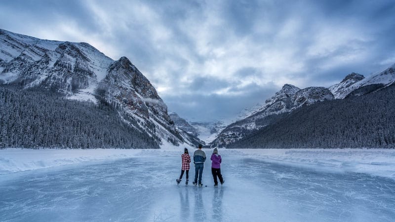 Pond Hockey auf Lake Louise – Skaten auf dem schönsten Eisplatz der Welt.