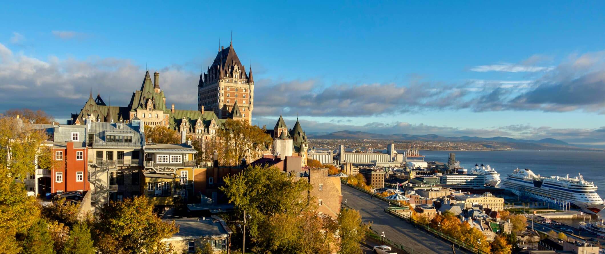 Quebec City Reiseführer Quebec City ist eine der ältesten Städte Nordamerikas und bietet eine einzigartige Mischung aus europäischer Kultur und nordamerikanischem Lebensstil. Die Stadt ist bekannt für ihre charmanten Kopfsteinpflasterstraßen, beeindruckenden Architektur und eine breite Palette an Attraktionen. Eine der Hauptattraktionen von Quebec City ist die Altstadt, die von einer festen Stadtmauer umgeben ist und zum UNESCO-Weltkulturerbe gehört. Hier findest du eine Fülle an historischen Gebäuden, engen Gassen und Plätzen. Auf dem Place Royale, dem ältesten Platz in Kanada, kannst du in die Geschichte eintauchen und die Wurzeln der Stadt entdecken. Ein weiteres Highlight ist das Château Frontenac, ein majestätisches Hotel, das hoch über der Stadt thront und zu einem Symbol für die Stadt geworden ist. Die Terrasse Dufferin ist eine Promenade entlang der Stadtmauer, die einen atemberaubenden Blick auf den St. Lorenz Strom bietet. Für Kunstliebhaber lohnt sich ein Besuch des Musée national des beaux-arts du Québec. Hier findest du eine beeindruckende Sammlung von Gemälden, Skulpturen und Fotografien, die sowohl lokale als auch internationale Künstler präsentieren. Und wenn du gerne essen gehst, wirst du in Quebec City sicherlich nicht enttäuscht sein. Die Stadt bietet eine Fülle an Restaurants, die von traditionellen französischen Bistros bis hin zu innovativen Speiselokalen reichen. Verpasse nicht die Chance, Poutine zu probieren, ein berühmtes quebecois Gericht aus Pommes Frites, Käse und Soße. Insgesamt ist Quebec City ein Ort mit einer reichen Geschichte und Kultur, der Besucher mit seinem Charme und seiner Schönheit verzaubert.