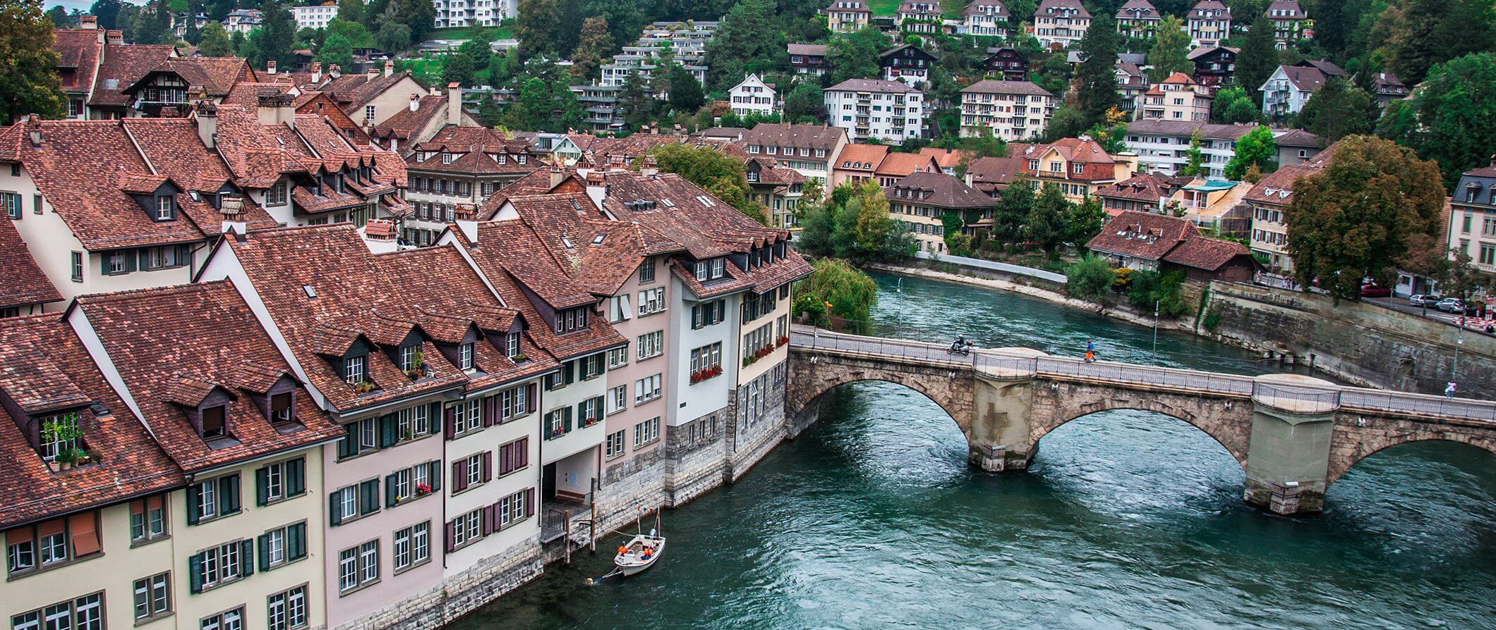 Reiseführer Bern Bern, die Hauptstadt der Schweiz, ist bekannt für ihre mittelalterliche Architektur, die Altstadt und ihre Lage am Fluss Aare. Der Bärengraben ist eine der beliebtesten Attraktionen der Stadt, wo Besucher Bären in ihrem natürlichen Lebensraum sehen können. Die Zytglogge, eine astronomische Uhr aus dem 16. Jahrhundert, und das Bundeshaus, der Sitz der Schweizer Regierung, sind ebenfalls sehenswert. In Bern gibt es auch eine Vielzahl von Museen, darunter das Kunstmuseum, das die größte Sammlung von Kunstwerken der Schweiz beherbergt. Der Rosengarten, mit spektakulärem Blick auf die Stadt, ist ein perfekter Ort, um sich zu erholen und zu entspannen. Bern ist auch ein Paradies für Feinschmecker, mit vielen erstklassigen Restaurants und Cafés, die lokale und internationale Küche servieren. Ob Sie sich für Geschichte, Kunst, Natur oder Essen interessieren, Bern ist ein Ziel, das für jeden etwas zu bieten hat. Entdecken Sie diese charmante Stadt und erleben Sie ein unvergessliches Erlebnis.