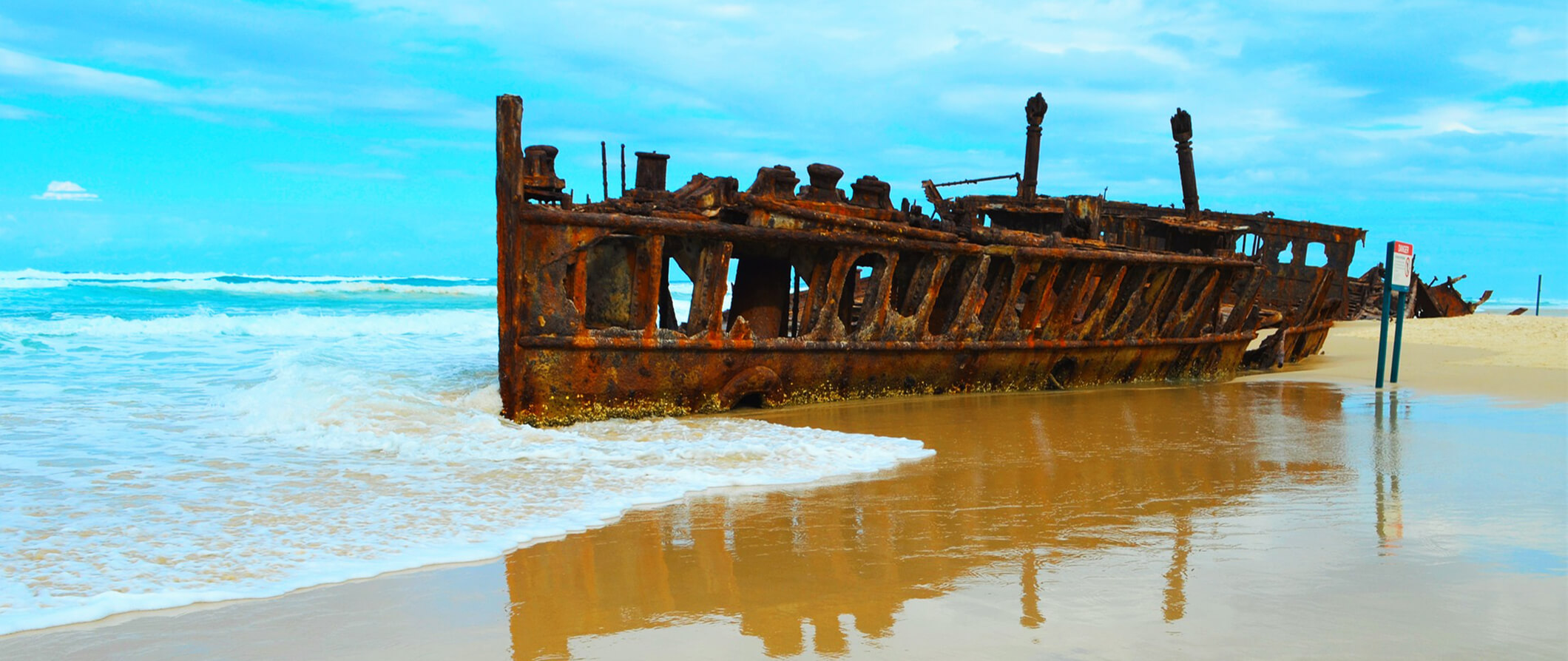 Reiseführer für Fraser Island  Fraser Island ist die größte Sandinsel der Welt und ein unglaubliches Reiseziel in Australien. Diese Insel ist voller Naturschönheiten, unberührten Stränden und atemberaubenden Landschaften. Wenn Sie planen, Fraser Island zu besuchen, sollten Sie unbedingt unseren Reiseführer lesen. Hier finden Sie alles, was Sie über die Insel wissen müssen.  Wie kommt man auf die Insel?  Es gibt verschiedene Möglichkeiten, Fraser Island zu erreichen. Sie können eine Tour buchen oder selbst die Fähre nehmen. Wenn Sie jedoch die Fähre selbst nehmen wollen, sollten Sie darauf achten, dass Sie ein 4WD haben, da es auf der Insel keine Straße gibt.  Wann ist die beste Zeit, um die Insel zu besuchen?  Fraser Island kann das ganze Jahr über besucht werden. Die besten Monate sind jedoch von März bis November, da das Wetter in dieser Zeit angenehmer und trockener ist.  Was sollte man auf der Insel unternehmen?  Es gibt so viel, was man auf Fraser Island tun kann. Sie können durch die Dünen fahren, im kristallklaren Wasser baden, wandern, Angeln oder einfach nur faulenzen. Einige der beliebtesten Aktivitäten sind Lake McKenzie besuchen, die Maheno-Wrack besichtigen und den Eli Creek hinunterwandern.  Wo kann man auf der Insel übernachten?  Es gibt verschiedene Unterkünfte auf Fraser Island, je nachdem, welche Art von Reise Sie machen. Sie können in einem Resort, einer Lodge oder einem Zeltlager übernachten. Es gibt auch Campingplätze, wenn Sie auf der Insel campen möchten.  Wie lange sollte man auf der Insel bleiben?  Wir empfehlen, mindestens 3 bis 4 Tage auf der Insel zu verbringen, um alles zu sehen und zu genießen. Wenn Sie jedoch mehr Zeit haben, können Sie problemlos eine Woche oder länger bleiben.  Fraser Island ist ein erstaunliches Reiseziel und ein Muss für alle, die Australien besuchen. Lesen Sie unseren Reiseführer und planen Sie Ihre nächste Reise auf diese unberührte Sandinsel.