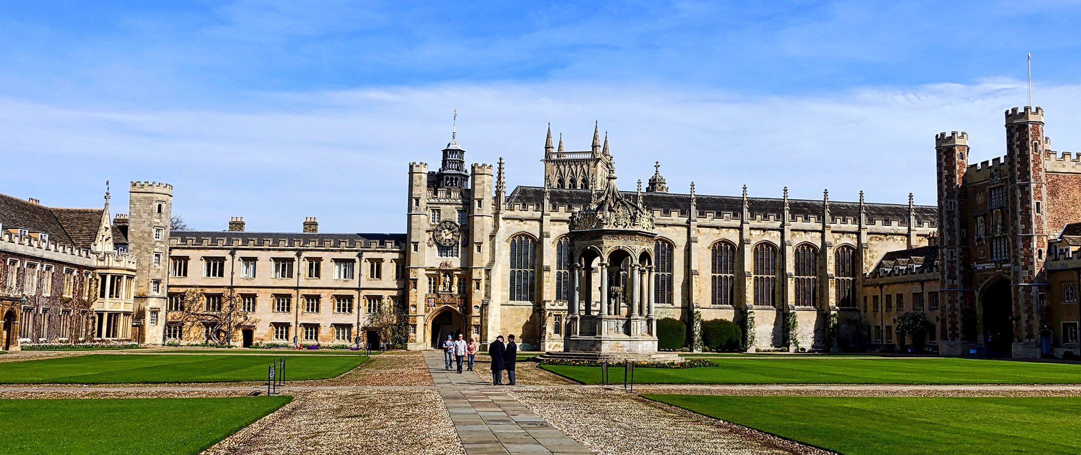 Reisetipps für Cambridge  Cambridge ist eine der schönsten und geschichtsträchtigsten Städte in England. Hier findest du einige nützliche Tipps für deine Reise nach Cambridge.  1. Die Universität von Cambridge besuchen: Die Universität ist eine wichtige Attraktion. Besuche die verschiedenen Colleges und entdecke die Geschichte und Architektur.  2. Die Stadt zu Fuß erkunden: Cambridge ist eine wunderschöne Stadt voller historischer Gebäude und malerischer Kanäle. Erkunde die Stadt zu Fuß und genieße die Atmosphäre.  3. Punting auf dem Fluss Cam: Eine Puntfahrt auf dem Fluss Cam ist ein Muss in Cambridge. Du kannst entweder selbst ein Boot mieten oder mit einem Führer fahren.  4. Die Botanischen Gärten besuchen: Die Botanischen Gärten von Cambridge sind bekannt für ihre schönen Pflanzen und Blumen. Es ist ein perfekter Ort für einen entspannten Spaziergang.  5. Das Fitzwilliam Museum besuchen: Das Fitzwilliam Museum beherbergt eine beeindruckende Sammlung von Kunstwerken und Antiquitäten. Der Eintritt ist kostenlos.  6. Eine Pubs-Tour machen: Cambridge hat eine reiche Pub-Kultur. Eine Pubs-Tour ist eine großartige Möglichkeit, die lokalen Biere zu probieren und neue Freunde zu finden.  7. Die Parks von Cambridge besuchen: Cambridge hat mehrere Parks, darunter den Parker’s Piece, Midsummer Common und Jesus Green. Sie sind perfekte Orte zum Picknicken und Entspannen.  Folge diesen Tipps und du wirst eine unvergessliche Reise nach Cambridge haben!
