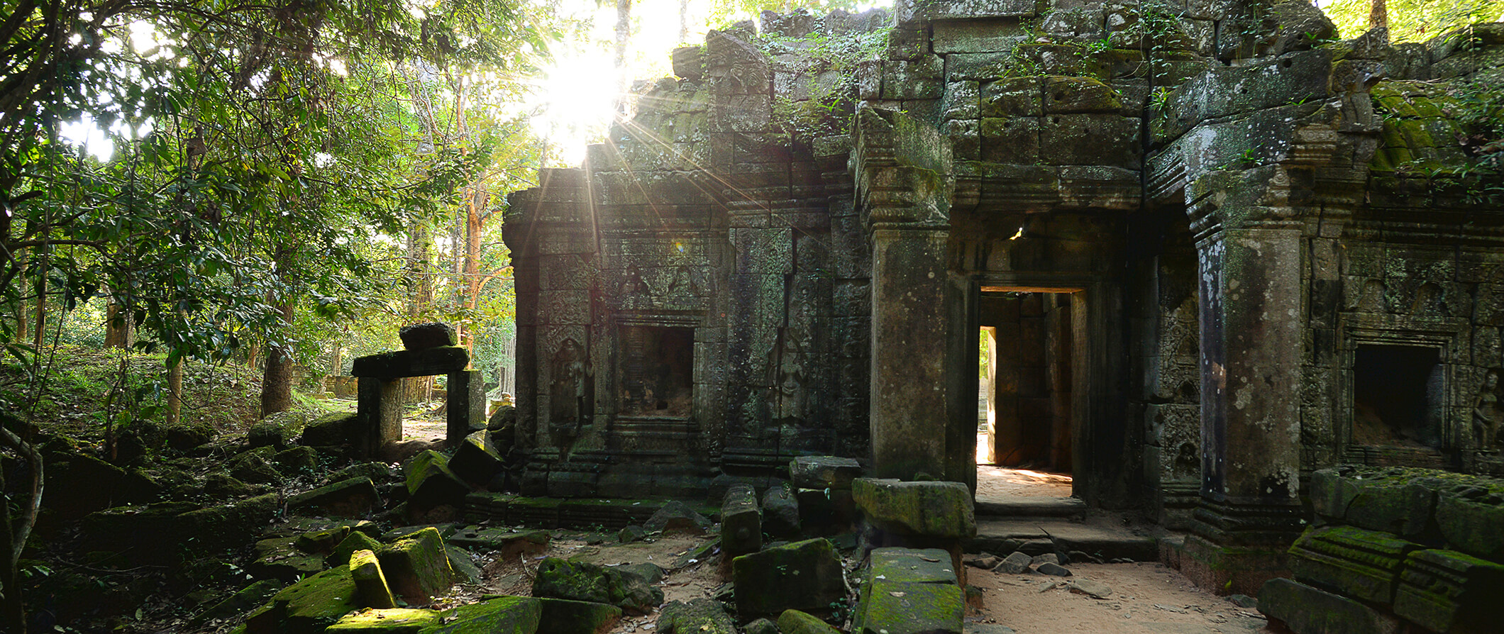 Siem Reap Reiseführer Siem Reap ist eine Stadt im Nordwesten Kambodschas und das Tor zu den weltberühmten Tempeln von Angkor. Die Tempel sind ein UNESCO-Weltkulturerbe und ziehen jedes Jahr Millionen von Besuchern an. Siem Reap bietet eine Vielzahl von Aktivitäten für Reisende, darunter Tempeltouren, Kulinarik, traditionelle Apsara-Tanzshows, Radfahren, Massage und Spas sowie eine aufregende Nachtleben-Szene. Die beste Zeit, um Siem Reap zu besuchen, ist von November bis Februar, wenn es kühl und trocken ist. Die Regenzeit von Juni bis Oktober kann sehr feucht und schwül sein und die Hitze von März bis Mai kann unerträglich sein. Das Stadtzentrum von Siem Reap bietet eine Fülle von Unterkunftsmöglichkeiten, von einfachen Gästehäusern bis hin zu Luxusresorts. Die meisten Hotels befinden sich in der Nähe des Pub Street, einem beliebten Touristenziel mit einer Vielzahl von Restaurants, Bars und Geschäften. Für eine authentische kambodschanische Erfahrung sollten Sie das ländliche Leben der Einheimischen erkunden, indem Sie ein Fahrrad mieten oder eine geführte Tour zu einem Dorf in der Nähe von Siem Reap unternehmen. Erfahren Sie mehr über das traditionelle Handwerk, genießen Sie lokale Köstlichkeiten und treffen Sie die freundlichen Bewohner. Siem Reap ist ein perfektes Ziel für Reisende, die Kultur, Geschichte und Abenteuer suchen.