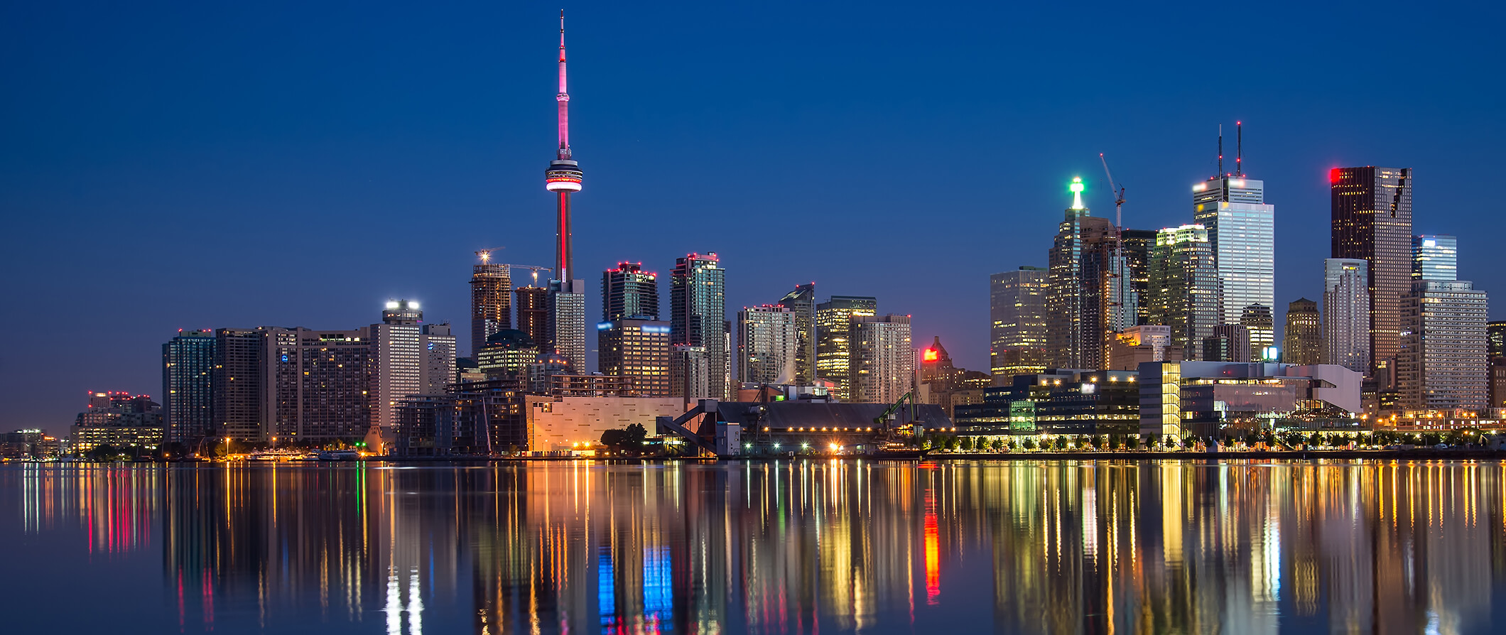Toronto Reiseführer Toronto ist eine pulsierende Metropole in Kanada und bietet zahlreiche Attraktionen für Touristen. Die Stadt ist bekannt für ihre multikulturelle Bevölkerung, die beeindruckende Architektur und die entspannte Atmosphäre. Hier sind einige Empfehlungen für einen Besuch in Toronto: 1. CN Tower – Der CN Tower ist das Wahrzeichen von Toronto und bietet einen spektakulären Blick auf die Stadt. Besucher können auf die Aussichtsplattform gehen oder das Drehrestaurant besuchen. 2. Toronto Island – Die Toronto Island ist ein perfekter Ort zum Entspannen und bietet einen atemberaubenden Blick auf die Skyline von Toronto. Es gibt Strände, Radwege und Freizeitmöglichkeiten für alle Altersgruppen. 3. Royal Ontario Museum – Das Royal Ontario Museum ist eines der größten Museen in Nordamerika und verfügt über eine beeindruckende Sammlung von Kunst und Artefakten aus aller Welt. 4. Distillery District – Das Distillery District ist ein historischer Bezirk in Toronto, der jetzt ein beliebtes Touristenziel ist. Es gibt viele Restaurants, Boutiquen und Kunstgalerien, die einen Besuch wert sind. 5. Hockey Hall of Fame – Als Heimat des Eishockeys bietet Toronto die perfekte Gelegenheit, die Hockey Hall of Fame zu besuchen. Besucher können die Ausstellungen erkunden und eine riesige Sammlung von Hockeysouvenirs sehen. Toronto ist eine Stadt voller Leben und Energie, die jeden Besucher beeindrucken wird. Es gibt zahlreiche andere Attraktionen und Aktivitäten, die Sie in Toronto unternehmen können. Planen Sie Ihren Besuch, um die Stadt in ihrer ganzen Pracht zu erleben!