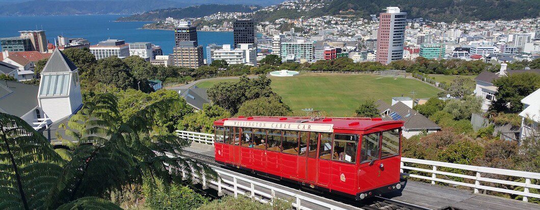 Wellington Reiseführer  Wellington ist die Hauptstadt von Neuseeland und ein wunderschönes Reiseziel. Der Hafen von Wellington ist ein wichtiger Teil der Stadt und bietet eine atemberaubende Aussicht. Hier finden Sie viele kulturelle Angebote wie Museen und Theater. Der botanische Garten von Wellington ist ein weiterer beliebter Ort, den Sie besichtigen sollten. Außerdem gibt es viele Möglichkeiten zum Essen und Einkaufen. Die Stadt ist bekannt für ihr Nachtmarkt-Event, das jeden Freitagabend stattfindet und eine tolle Atmosphäre bietet. Wenn Sie nach Wellington reisen, sollten Sie auch eine Fahrt mit der spektakulären Seilbahn machen, die eine unglaubliche Aussicht auf die Stadt und den Hafen bietet.