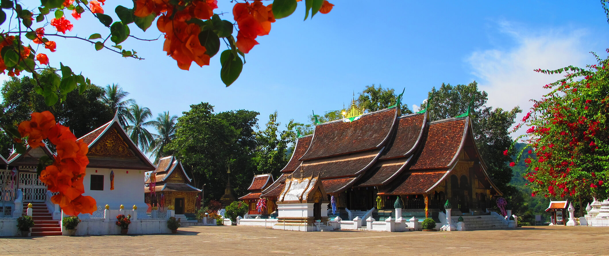 Reiseführer für Luang Prabang Luang Prabang ist eine charmante Stadt im Norden von Laos und ein beliebtes Reiseziel für Touristen aus aller Welt. Die Stadt ist bekannt für ihre beeindruckenden buddhistischen Tempel, ihre entspannte Atmosphäre und ihre wunderschöne natürliche Umgebung. Hier sind einige Tipps für Ihren Besuch in Luang Prabang: Sehenswürdigkeiten: Die Stadt beherbergt einige der schönsten Tempel in Laos, darunter den Wat Xieng Thong, Wat Mai und Wat Visounnarath. Sie sollten auch den Nachtmarkt besuchen, um lokale Handwerksprodukte und Souvenirs zu kaufen. Aktivitäten: Luang Prabang ist der perfekte Ort, um sich zu entspannen und zu erholen. Machen Sie eine Bootsfahrt auf dem Mekong-Fluss oder besuchen Sie die lokalen Wasserfälle, um ein erfrischendes Bad zu nehmen. Sie können auch Yoga-Kurse besuchen oder eine Massage genießen. Essen und Trinken: Laos ist für seine köstliche Küche bekannt, und in Luang Prabang gibt es viele hervorragende Restaurants. Probieren Sie unbedingt das lokale Gericht Laap oder besuchen Sie eine der vielen Straßenstände, um ein frisches Baguette zu genießen. Transport: Die meisten Sehenswürdigkeiten in Luang Prabang sind zu Fuß erreichbar, aber Sie können auch ein Tuk-Tuk nehmen, um die Stadt zu erkunden. Wenn Sie die Umgebung erkunden möchten, können Sie ein Fahrrad oder einen Roller mieten. Unterkunft: In Luang Prabang gibt es viele Hotels und Gästehäuser in verschiedenen Preisklassen. Sie können eine Unterkunft in der Nähe der Altstadt wählen oder ein Resort am Flussufer für einen luxuriöseren Aufenthalt. Luang Prabang ist ein Ort voller Kultur, Geschichte und Natur. Mit diesen Tipps werden Sie eine unvergessliche Reise erleben.
