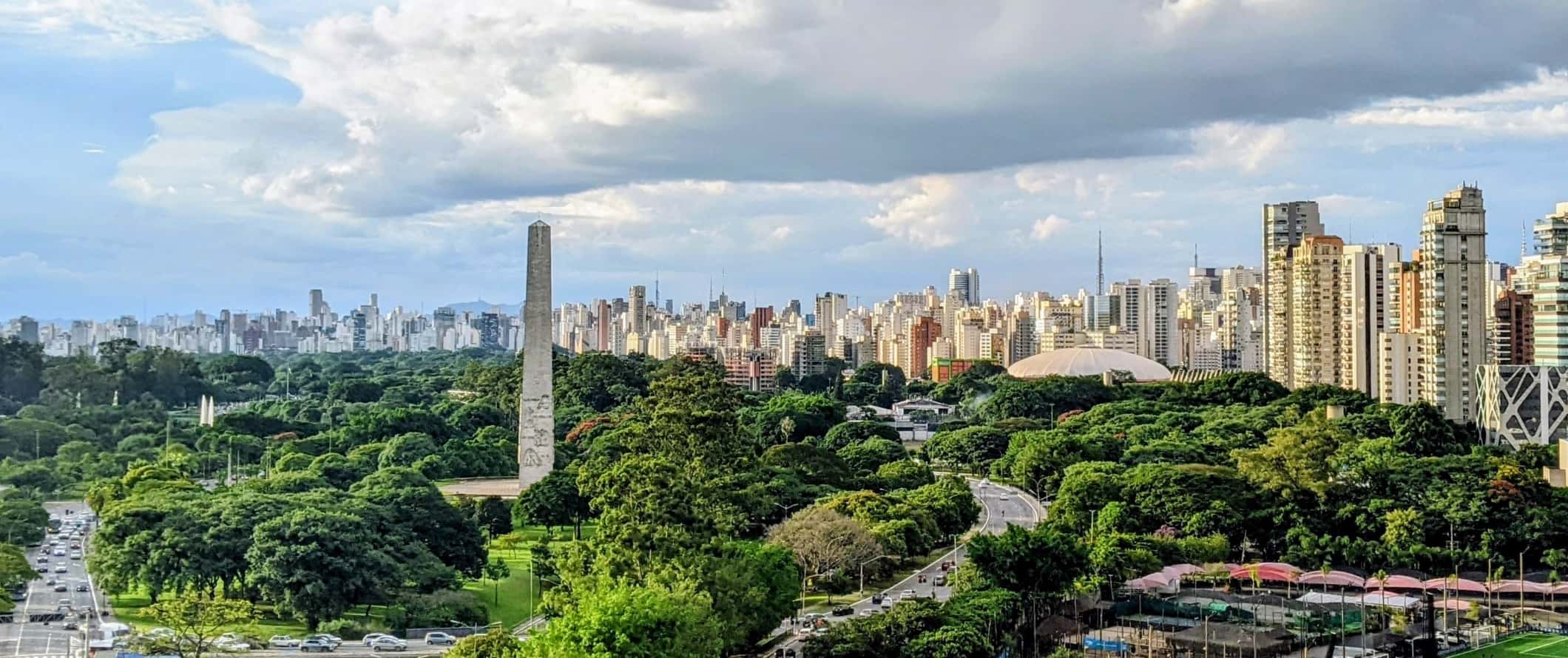 Reiseführer für São Paulo São Paulo ist die größte Stadt Brasiliens und bietet eine Vielzahl von Sehenswürdigkeiten und Aktivitäten für Touristen. Hier ist ein Reiseführer, der Ihnen helfen wird, die besten Orte in São Paulo zu entdecken. Sehenswürdigkeiten: Ein Muss für jeden Besucher von São Paulo ist das Museu de Arte de São Paulo (MASP), ein Museum für moderne Kunst, das für seine Sammlung europäischer Malerei bekannt ist. Die Altstadt von São Paulo, mit ihren Gebäuden im Kolonialstil und dem historischen Markt, ist auch einen Besuch wert. Der Ibirapuera Park ist ein großer Park, der eine Oase in der städtischen Umgebung bietet und in dem Sie viele Spaziergänge machen und die Natur genießen können. Essen und Trinken: In São Paulo gibt es eine große Auswahl an Restaurants und Lebensmittelmärkten. Die traditionelle Küche von São Paulo ist bekannt für ihre Fleischgerichte, aber auch vegetarische Optionen sind reichlich vorhanden. Berühmt ist auch der Café-Kultur in São Paulo, wo man hervorragenden Kaffee genießen kann. Nachtleben: São Paulo hat eine lebendige Musikszene mit vielen Live-Konzerten in verschiedenen Musikgenres. Es gibt auch viele Bars und Clubs, die bis spät in die Nacht geöffnet haben. Shopping: São Paulo ist ein Einkaufsparadies mit vielen Einkaufszentren und Boutiquen. Die Avenida Paulista ist bekannt für ihre Einkaufsmöglichkeiten und für den São Paulo Fashion Week, eine der größten Modewochen der Welt. Fazit: São Paulo hat für jeden etwas zu bieten. Es ist eine Stadt, die nie schläft, und es gibt immer etwas zu tun oder zu sehen. Besuchen Sie die Stadt und entdecken Sie all ihre Schätze!