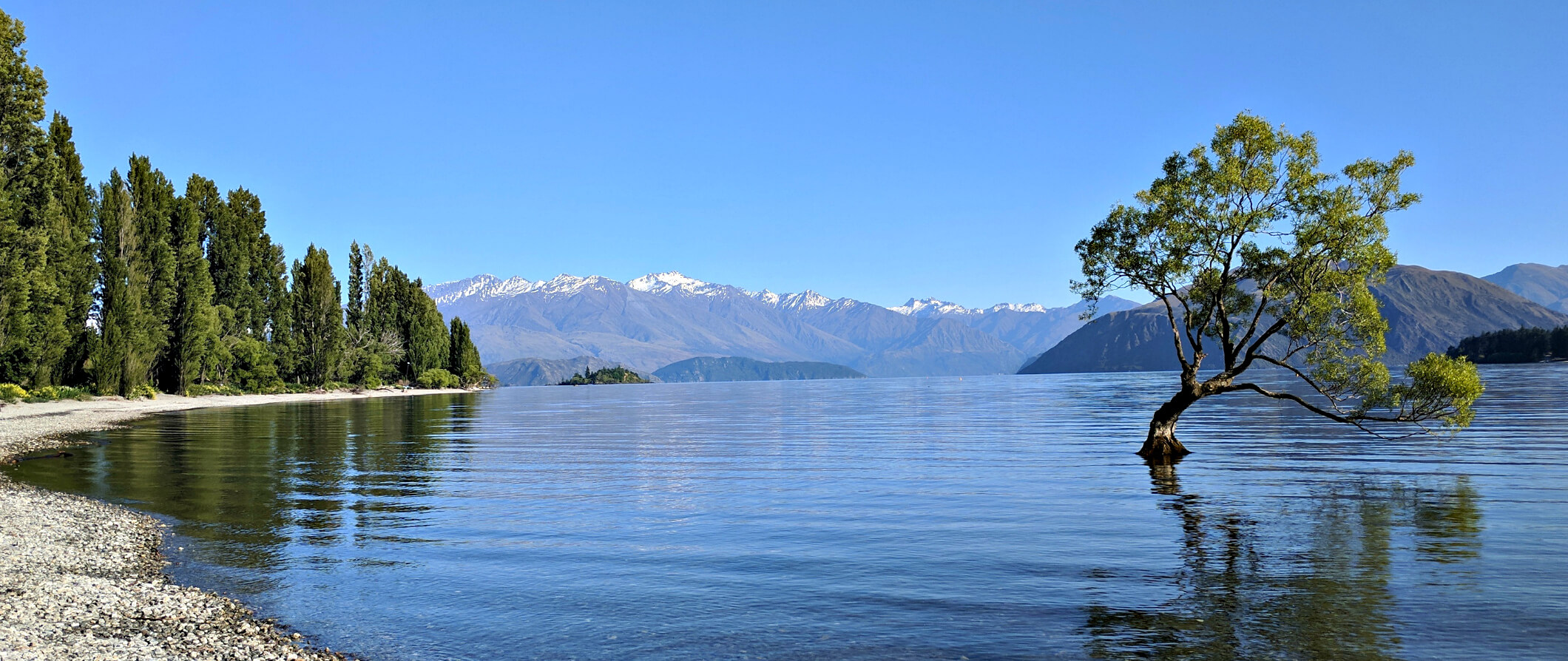 Wanaka Reiseführer  Wanaka ist eine malerische Stadt in der Region Otago auf der Südinsel von Neuseeland. Hier gibt es viele Aktivitäten und Sehenswürdigkeiten zu entdecken.  Einer der bekanntesten Sehenswürdigkeiten ist der Lake Wanaka, ein riesiger See, der umgeben von Bergen und Wäldern liegt. Hier kann man schwimmen, angeln oder auf einem Boot eine Fahrt machen und die herrliche Landschaft genießen.  Für Abenteuerlustige gibt es viele Outdoor-Aktivitäten wie Mountainbiken, Wandern, Klettern oder Skifahren. Und wer es etwas gemütlicher mag, kann einfach in einem der gemütlichen Cafés sitzen und die Aussicht genießen.  Ein weiteres Highlight der Gegend sind die berühmten Wanaka Tree, drei Bäume, die in dem See wachsen und ein beliebtes Fotomotiv sind.  Wanaka bietet auch viele Festivals und Veranstaltungen, wie zum Beispiel das Warbirds Over Wanaka, bei dem es um alte Propellerflugzeuge geht, oder das Wanaka Trail Ride, ein Motorradrennen.  In der Stadt gibt es viele Restaurants, Bars und Geschäfte, in denen man durch die Straßen bummeln und sich auch kulinarisch verwöhnen lassen kann.  Wanaka ist also ein lohnenswertes Reiseziel für alle, die die Natur lieben und gerne aktiv sind.